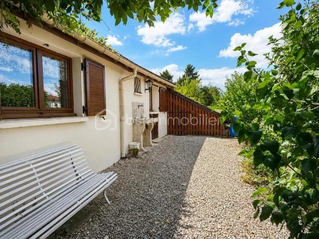 Maison avec véranda sur terrain constructible de 1216m2
