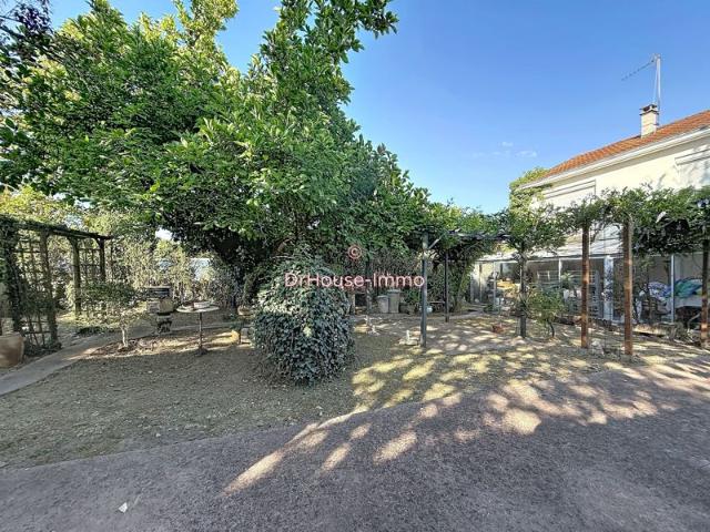Maison avec veranda, terrain arboré, carport et garage