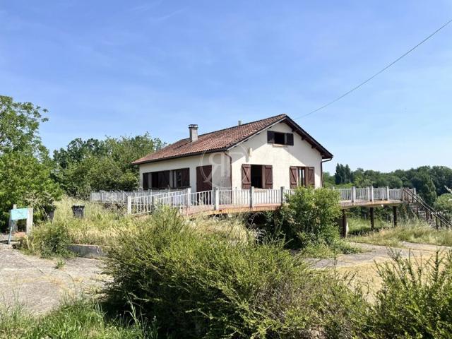 Maison avec vue jardin, garage et dépendance