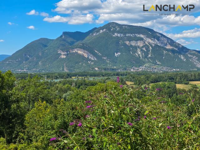 Maison avec vue dominante, grand terrain et potentiel d'évolution
