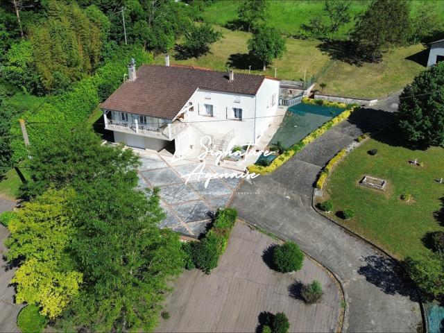 Maison avec vue dominante, vaste terrain et nombreuses prest. 140m² Bon Encontre
