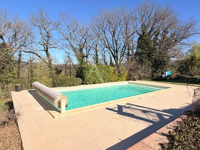 Maison avec vue dégagée, piscine, 5 chambres 202m² Parnac