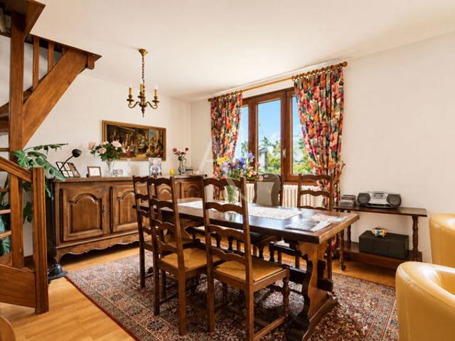 Maison avec sous sol complet et une vue sur le Salève