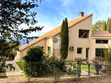 Maison avec vue proche centre village