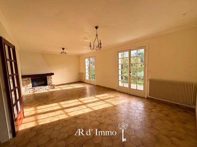 Maison avec beaux volumes et terrain, commerces à pied