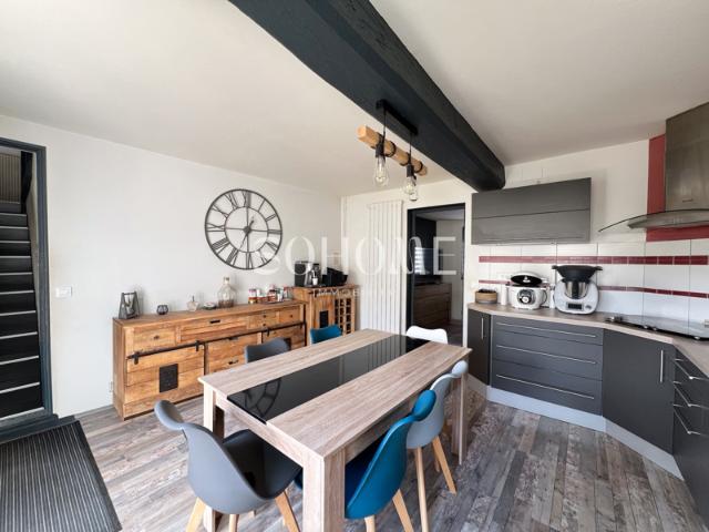 MAISON AVEC COUR ET ANNEXES MONTHELON