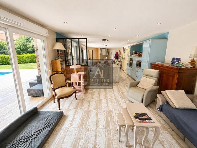 Maison avec dépendance, garages, atelier, piscine sur une pa