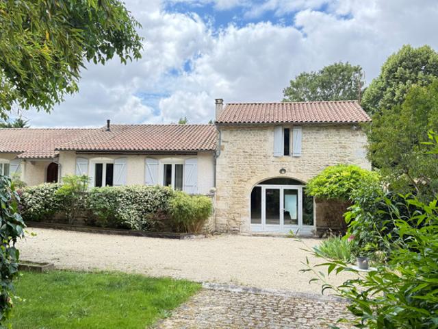 MAISON AVEC DEPENDANCE PROCHE DE VOUILLE