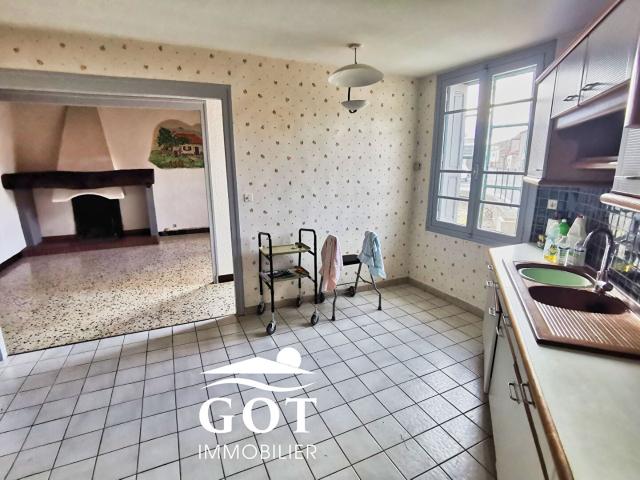 Maison à vendre à Saint Hippolyte avec dépendances, appartement T2 et grands garages, Fort potentiel 8 pièce s 276 m2 utiles