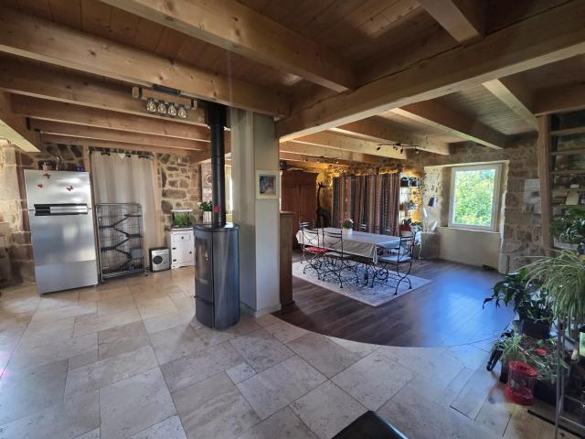 Maison avec dépendances en pierre