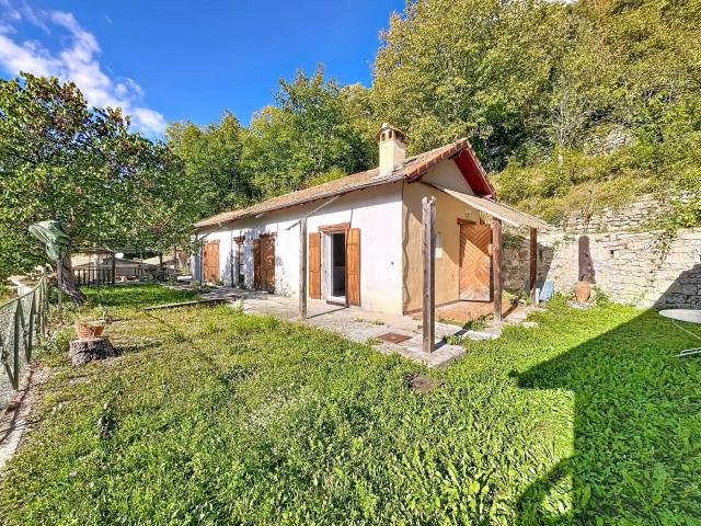 Maison avec dépendances et terrain à Clans !