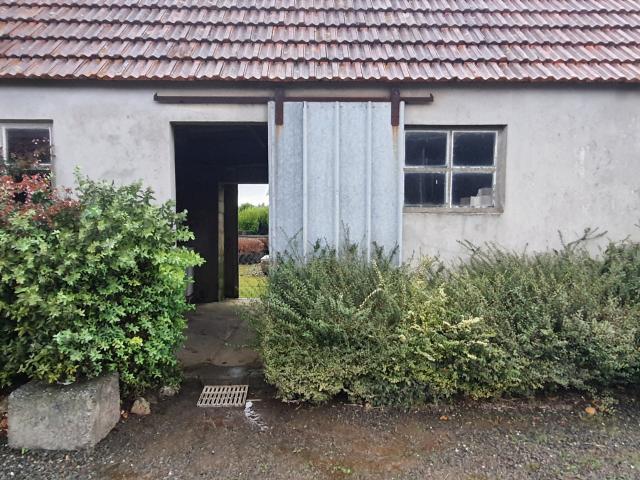 Maison avec dépendances et hangar