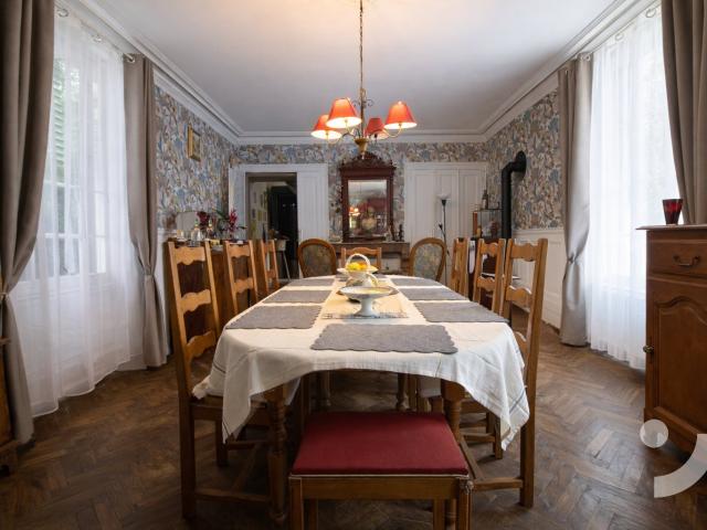 Maison de caractère 233 m2 4 chambres, dépendances, charme champenois