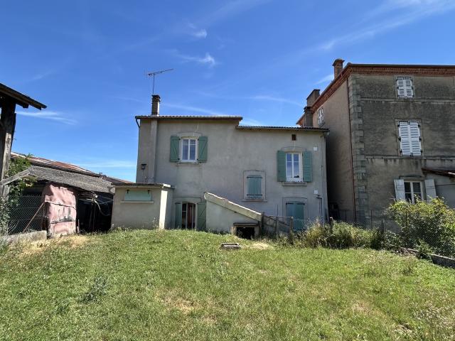 Maison avec dépendances et jardin sur un terrain de 1.746 m2