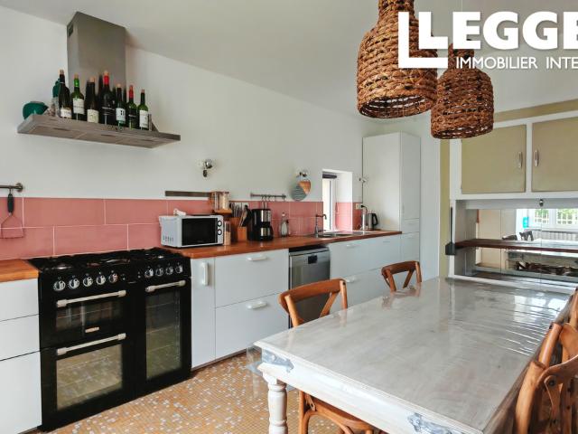 Maison avec Dépendances, Etables et Permis pour Camping sur 5 hectares de terrain