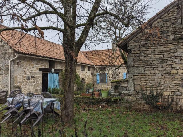 Maison avec dépendances proche Najac 120m² Parisot