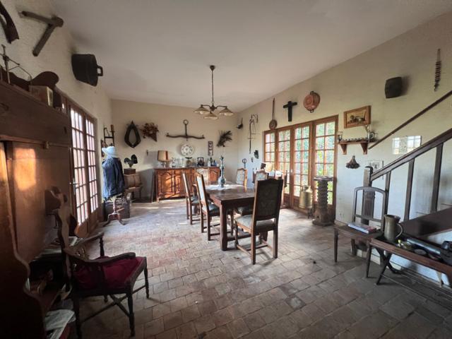 Maison avec dépendances sur 28505 m2 de terrain