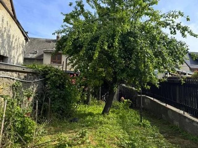 Maison avec deux garages de 33m² chacun, un préau de 60m²