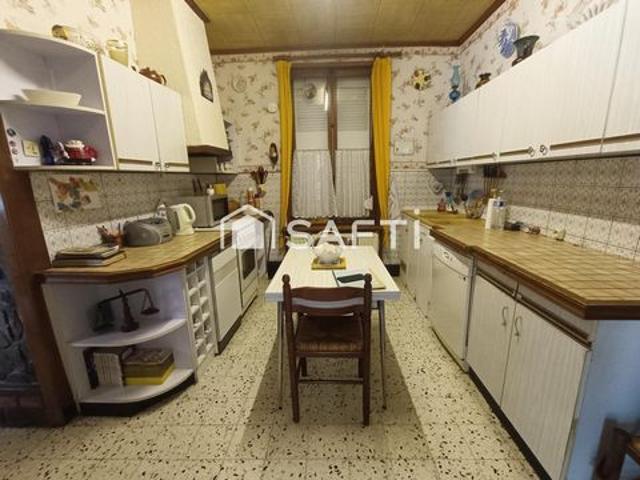 Maison avec double garage à rénover entièrement