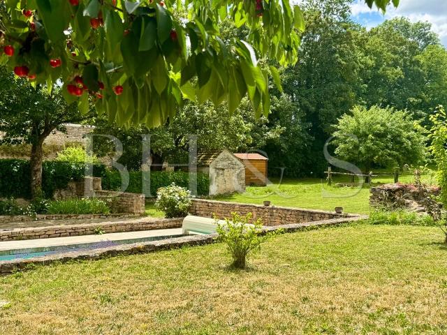 Maison avec du cachet, piscine, jardin, dépendances, superbe. 300m² Beaune