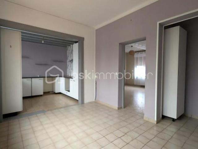 Maison avec fort potentiel – 126 m² habitables, jardin et dépendances