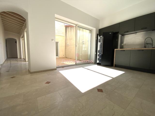 Maison avec garage et patio intérieur