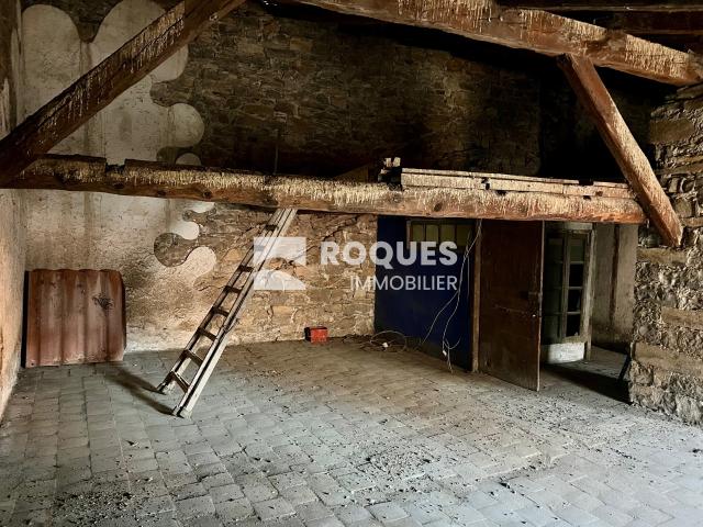 Maison avec garage et extérieur