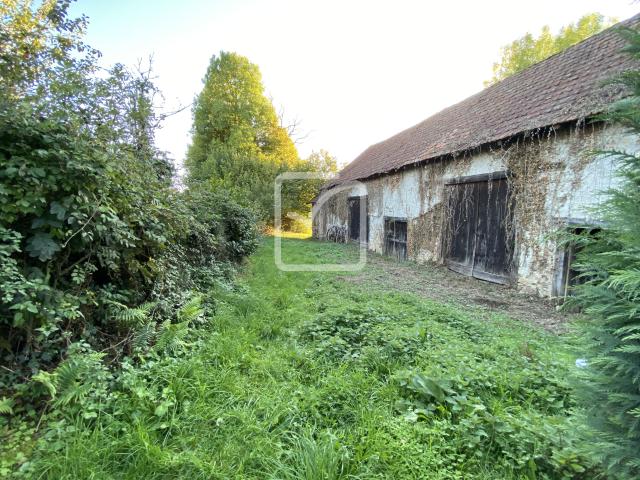 MAISON AVEC GRANGE ATTENANTE A RESTAURER AU CALME AVEC JOLIE VUE