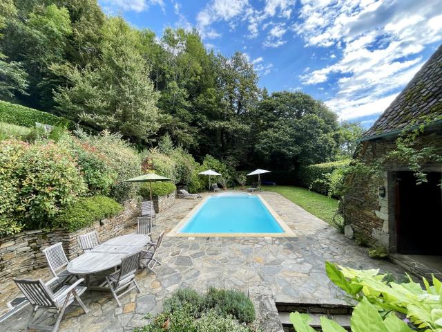 Maison avec grange et piscine Le FEL