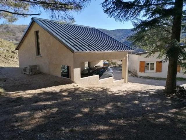 Maison avec grand garage