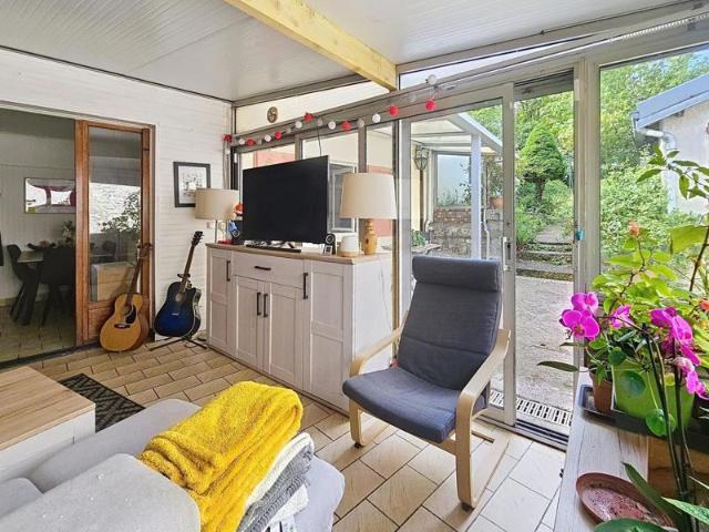Maison avec grand jardin arboré de plus de 1 400 m² – Gare et commerces à pied