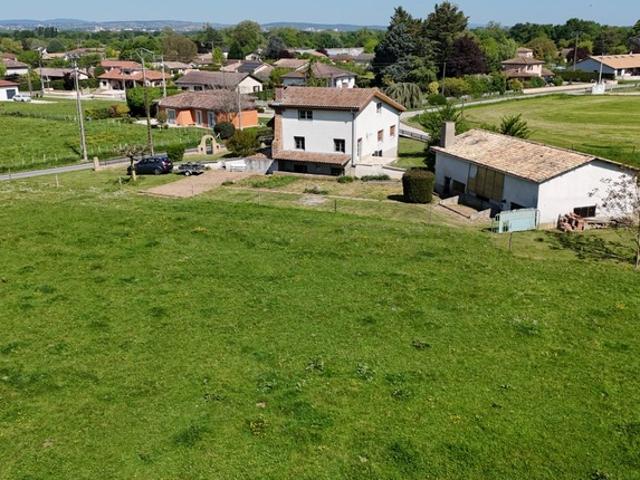 Maison avec grands volumes et fort potentiel sur Grièges – Terrain de plus de 4 000 m²