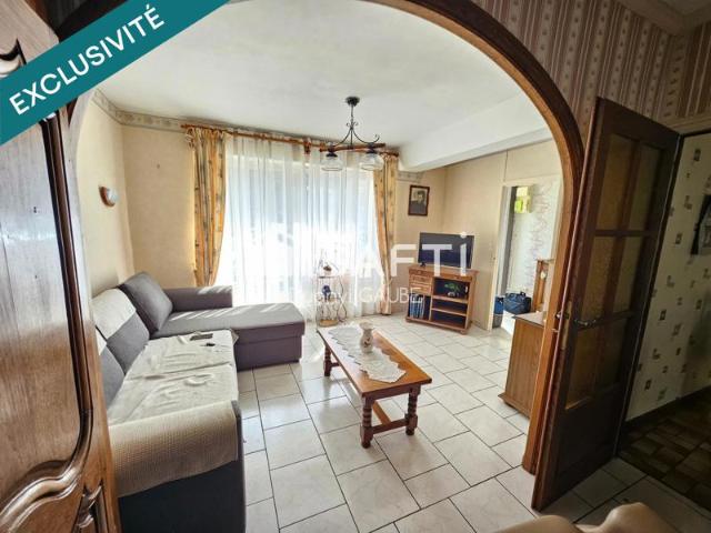 'Maison de 83 m², 3 chambres, garage double, atelier et jardin. Habitable immédiatement, idéale résidence principale ou secondaire dans un environnement calme.'