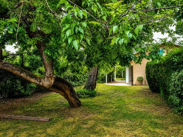 Maison avec jardin clos et terrasse dans un secteur résidentiel