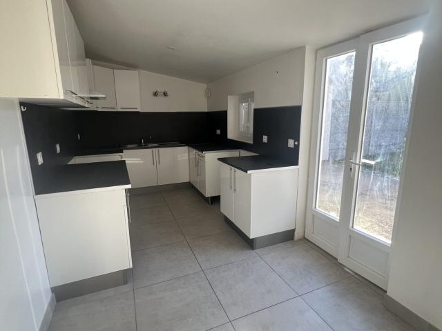 Maison avec jardin clos et dépendances
