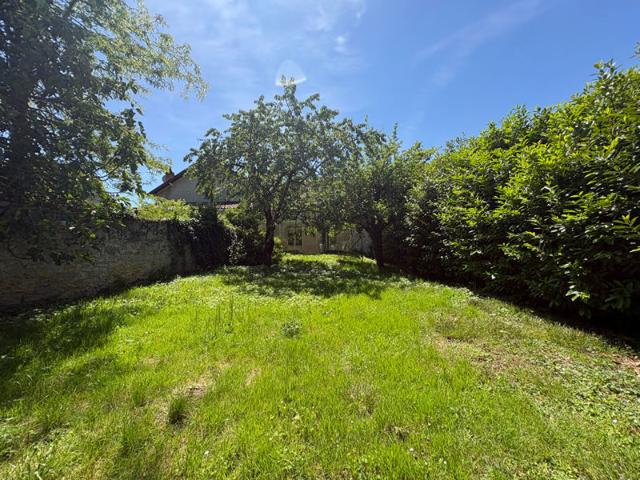 Maison avec jardin et garage à proximité des commerces