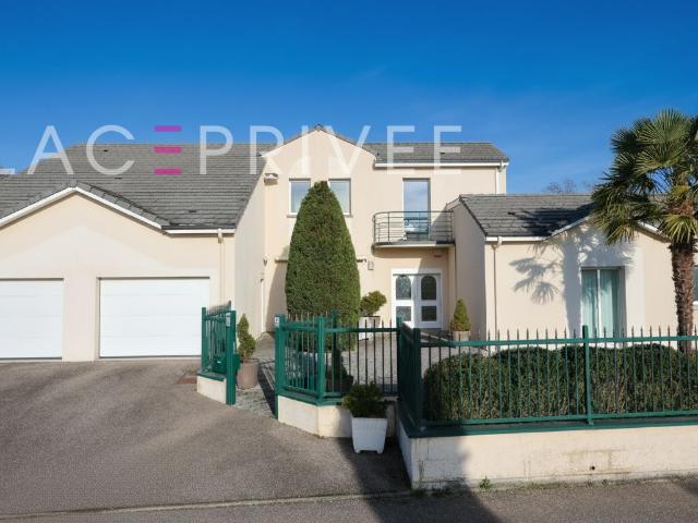 Maison avec jardin et garage double