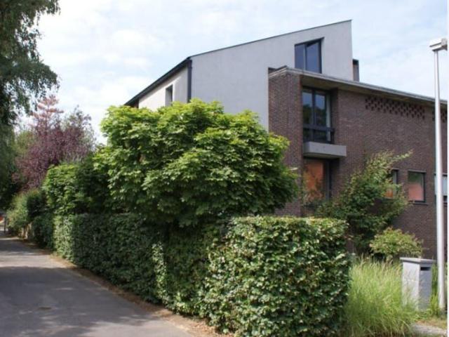 Maison avec jardin et terrasse dans quartier résidentiel
