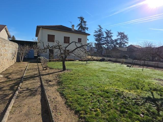 RETOURNAC CENTRE.Maison avec jardin proche de toutes commodités!