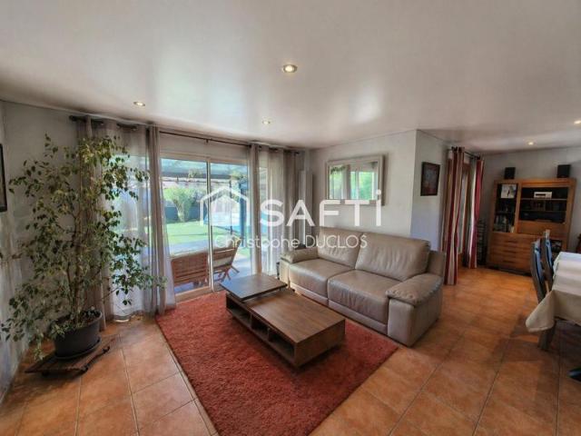 Maison avec jardin, piscine, terrasse et garage