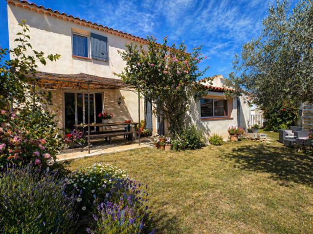Maison avec jardin, piscine et dépendance proche du village