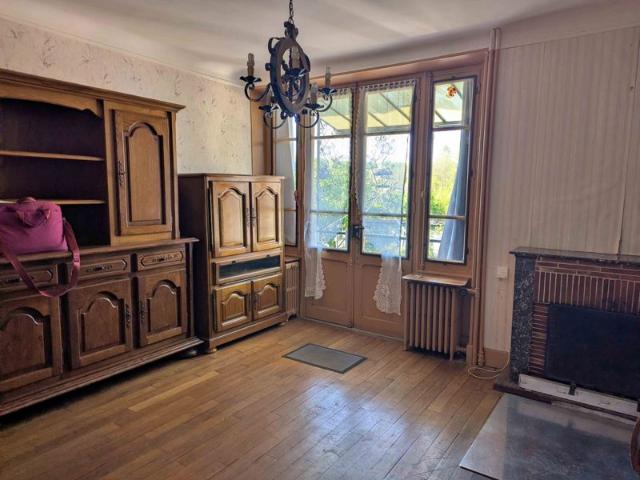 Maison avec jardinet et dépendance à rénover à MERRY SUR YON