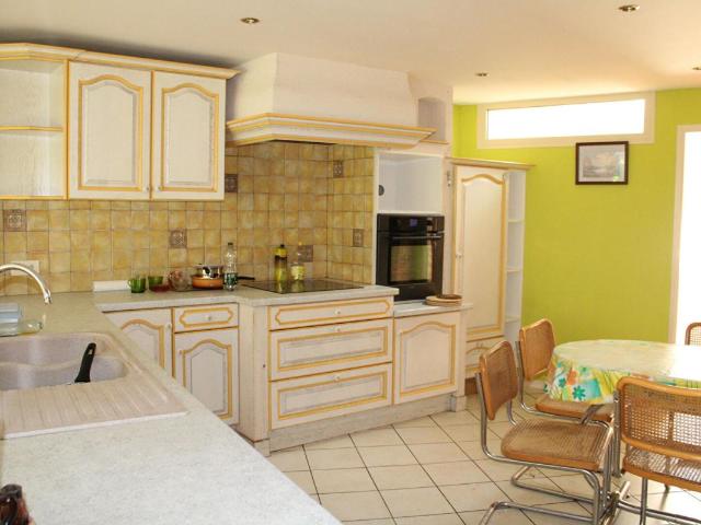 Maison avec local commercial et double garage de 66 m²