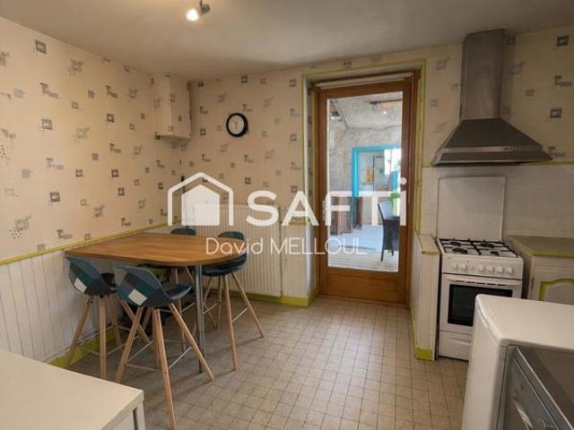 Immeuble avec habitation principale et local commercial loué