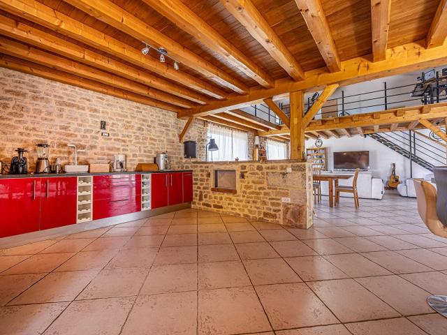 Maison avec nombreuses dépendances et grand jardin