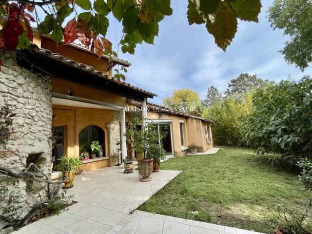 MAISON AVEC PARC CENTENAIRE AU CALME AU CENTRE DU VILLAGE VENDARGUES