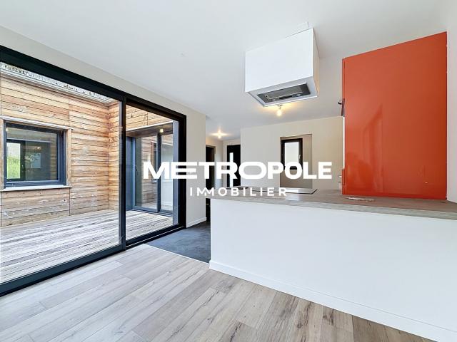 MAISON AVEC PATIO ET TERRAIN