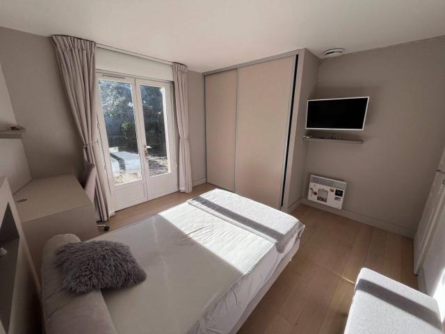 Maison avec piscine chauffée, jardin, parking, climatisation pompe à chaleur, dans une quartier très calme