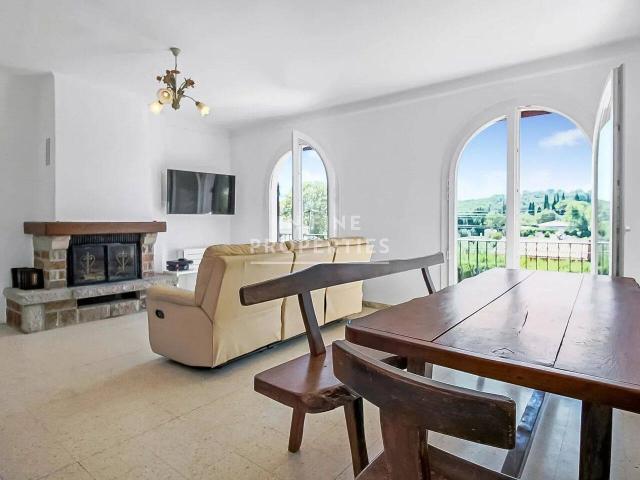 MAISON AVEC PISCINE DANS DOMAINE FERME