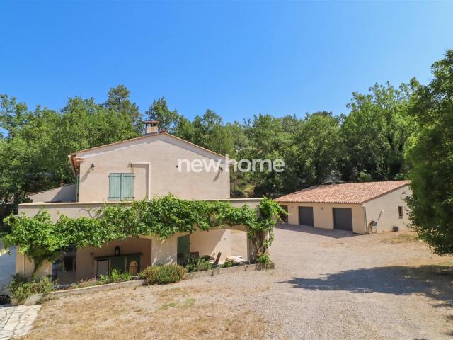 Belle maison sur grand terrain avec piscine et double garage. 190m² Saint Paul en Forêt